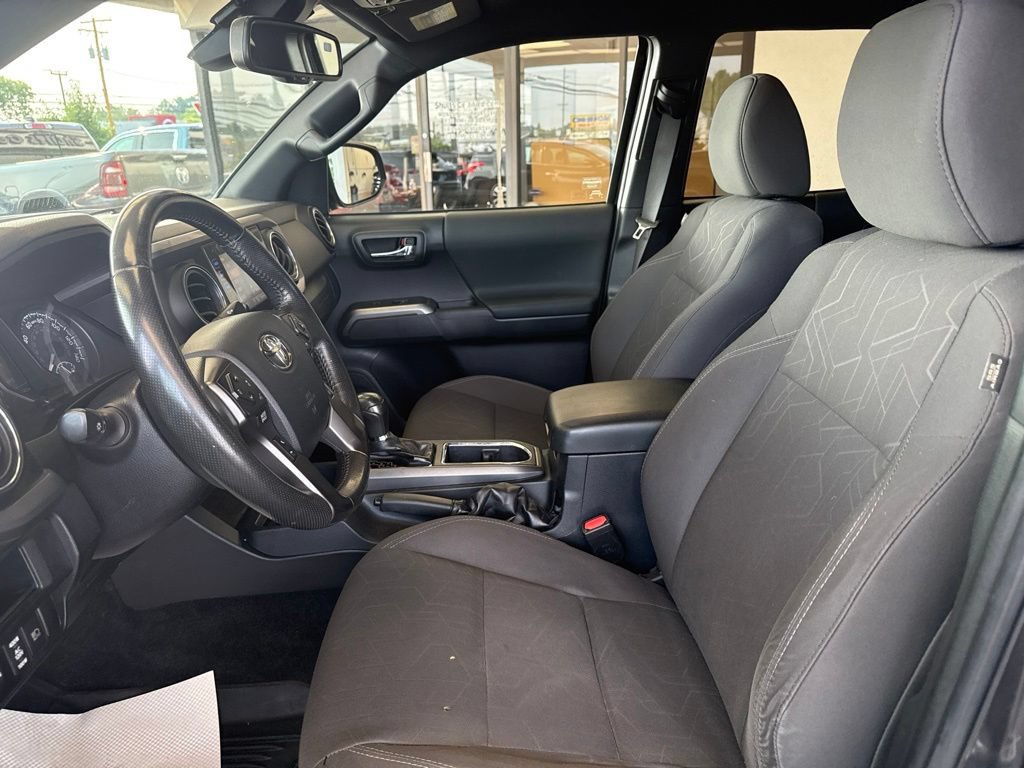 Used 2018 Toyota Tacoma TRD Off-Road AWD/4WD image 12