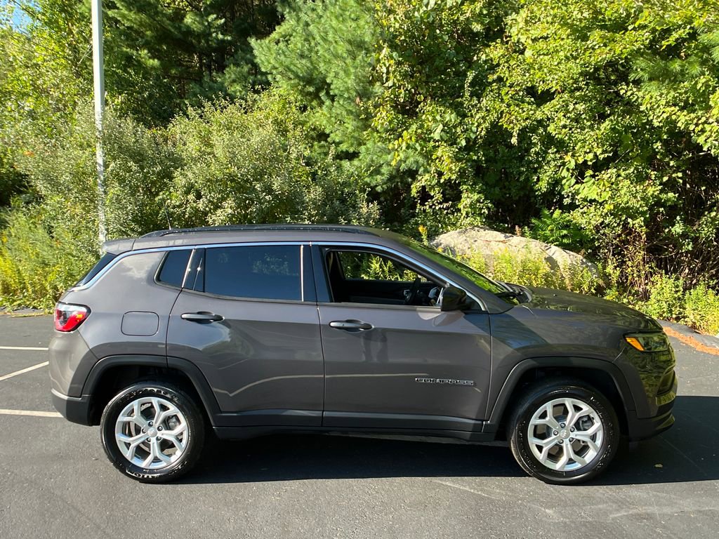 Used 2024 Jeep Compass Latitude image 6