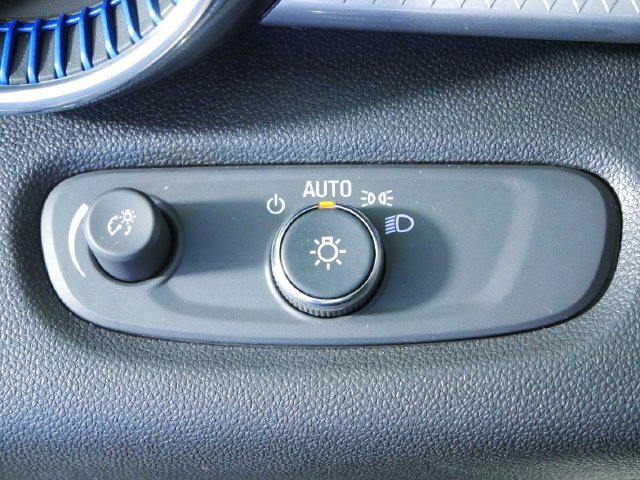Used 2025 Chevrolet Trax LT FWD image 23