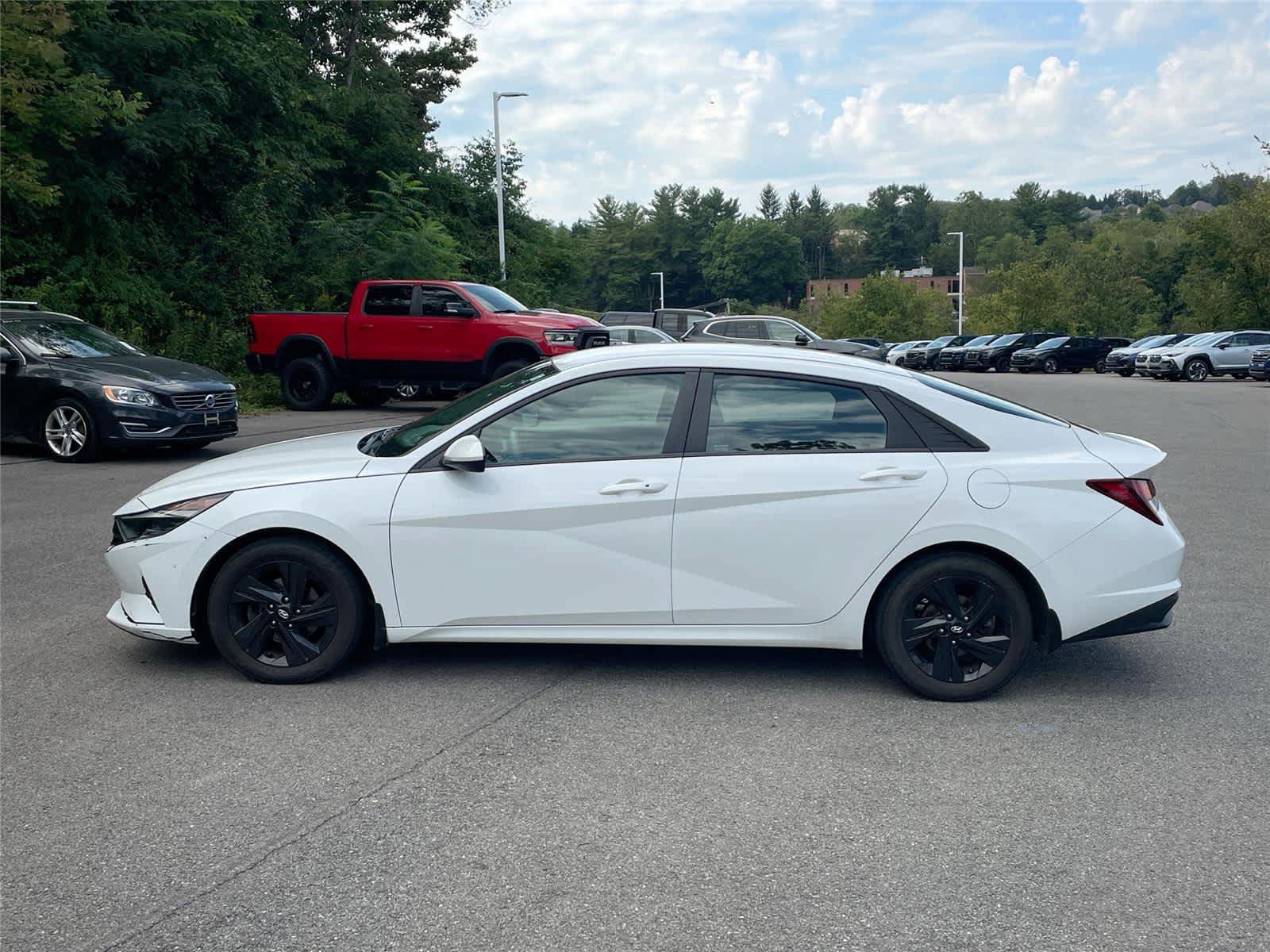 Used 2022 Hyundai Elantra SEL FWD image 2