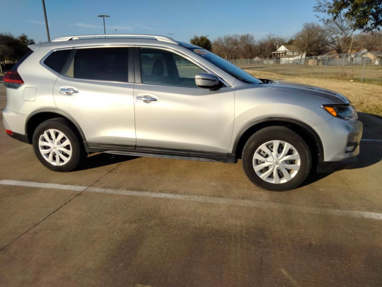 Used 2018 Nissan Rogue SV image 4