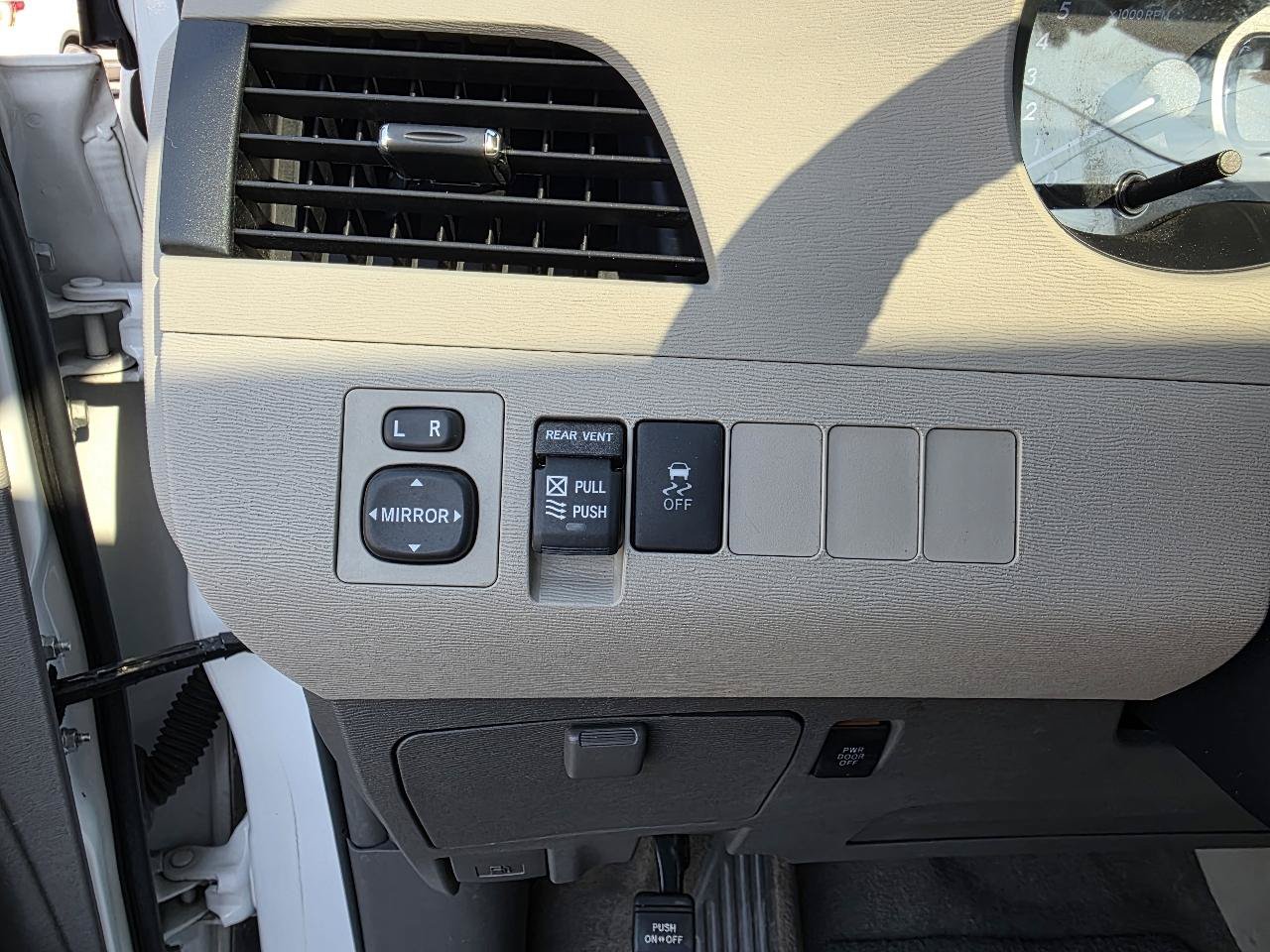 Used 2013 Toyota Sienna XLE FWD image 36