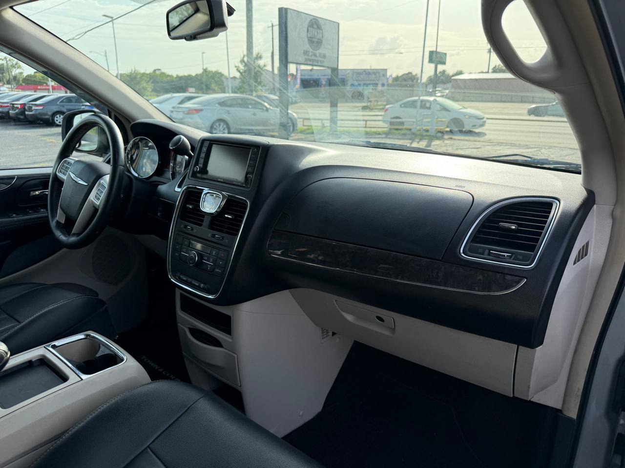 Used 2015 Chrysler Town & Country Touring FWD image 11
