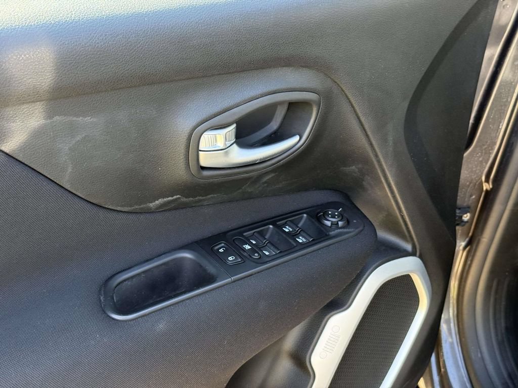 Used 2019 Jeep Renegade Latitude AWD/4WD image 33