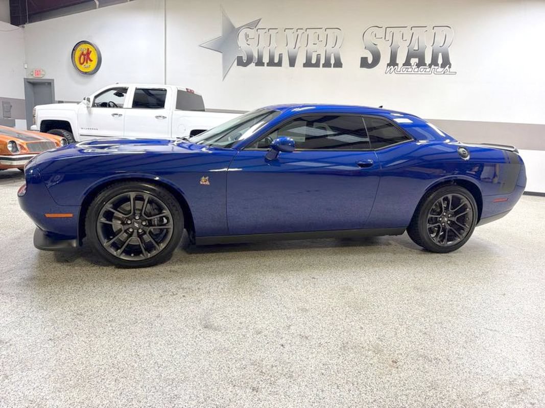 Used 2022 Dodge Challenger R/T Scat Pack w/ Scat Pack Stripe RWD image 2