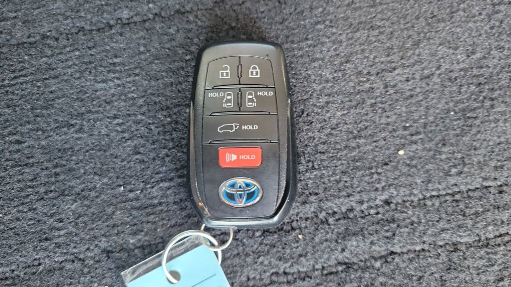 Used 2021 Toyota Sienna XLE FWD image 26