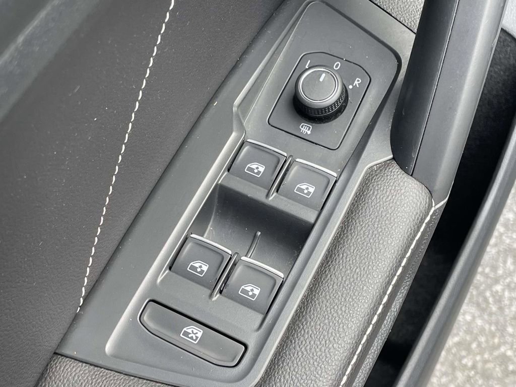 Used 2023 Volkswagen Tiguan SE image 6