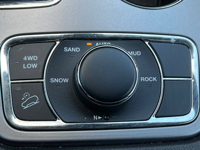 Used 2020 Jeep Grand Cherokee Laredo AWD/4WD image 31