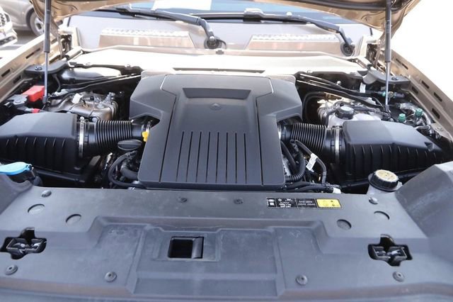 Used 2025 Land Rover Defender 110 image 33