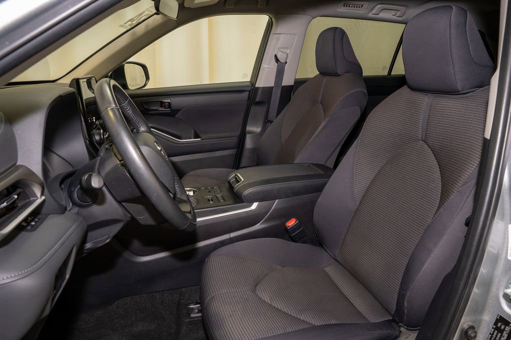 Used 2024 Toyota Highlander LE image 11