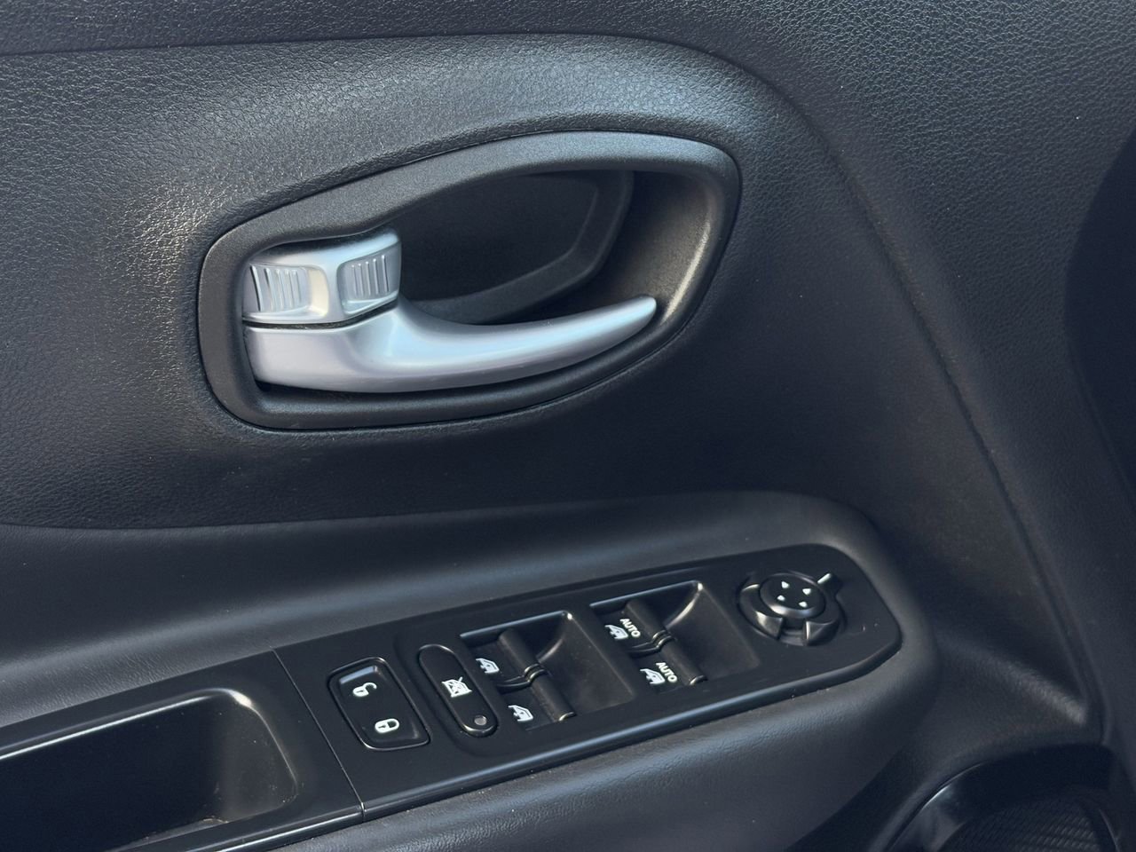 Used 2017 Jeep Renegade Altitude image 23