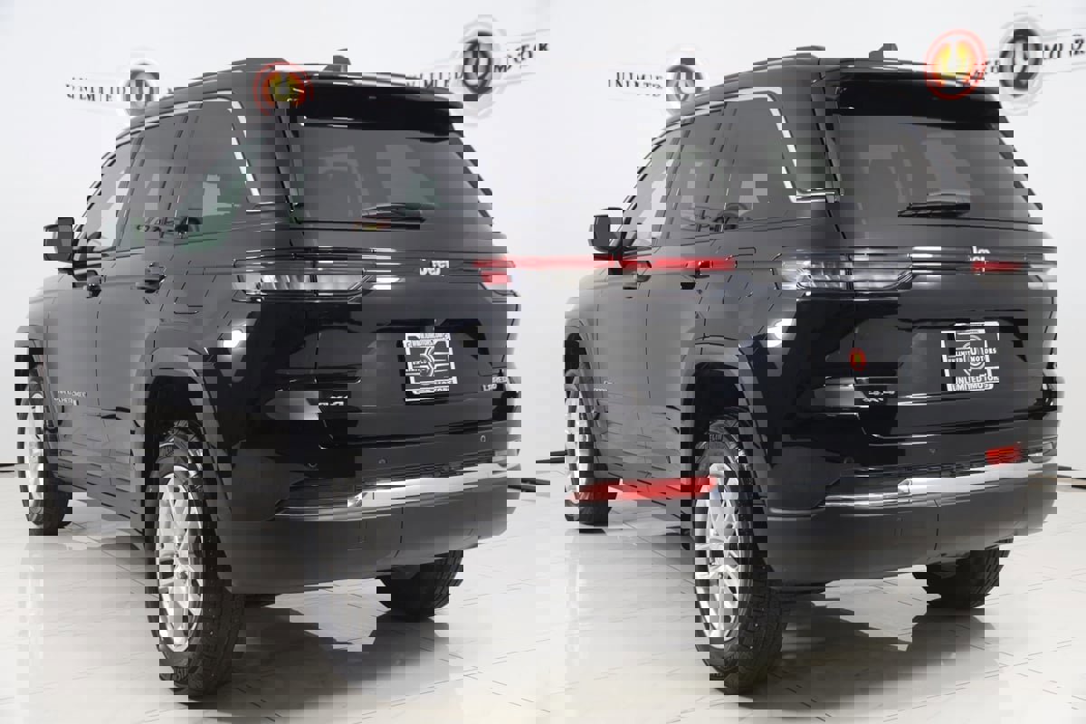 Used 2023 Jeep Grand Cherokee Laredo X image 4