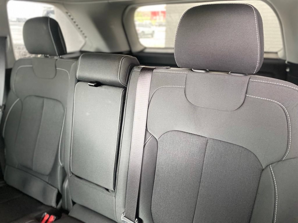 Used 2023 Jeep Grand Cherokee Laredo RWD image 29