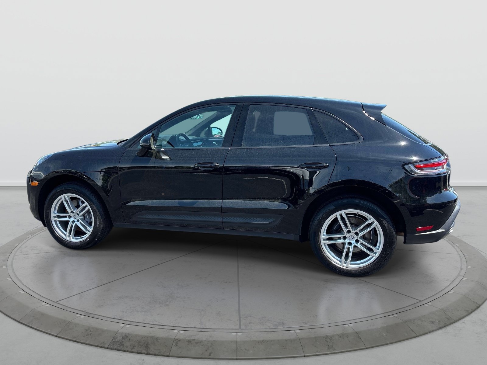 Used 2024 Porsche Macan AWD/4WD image 2