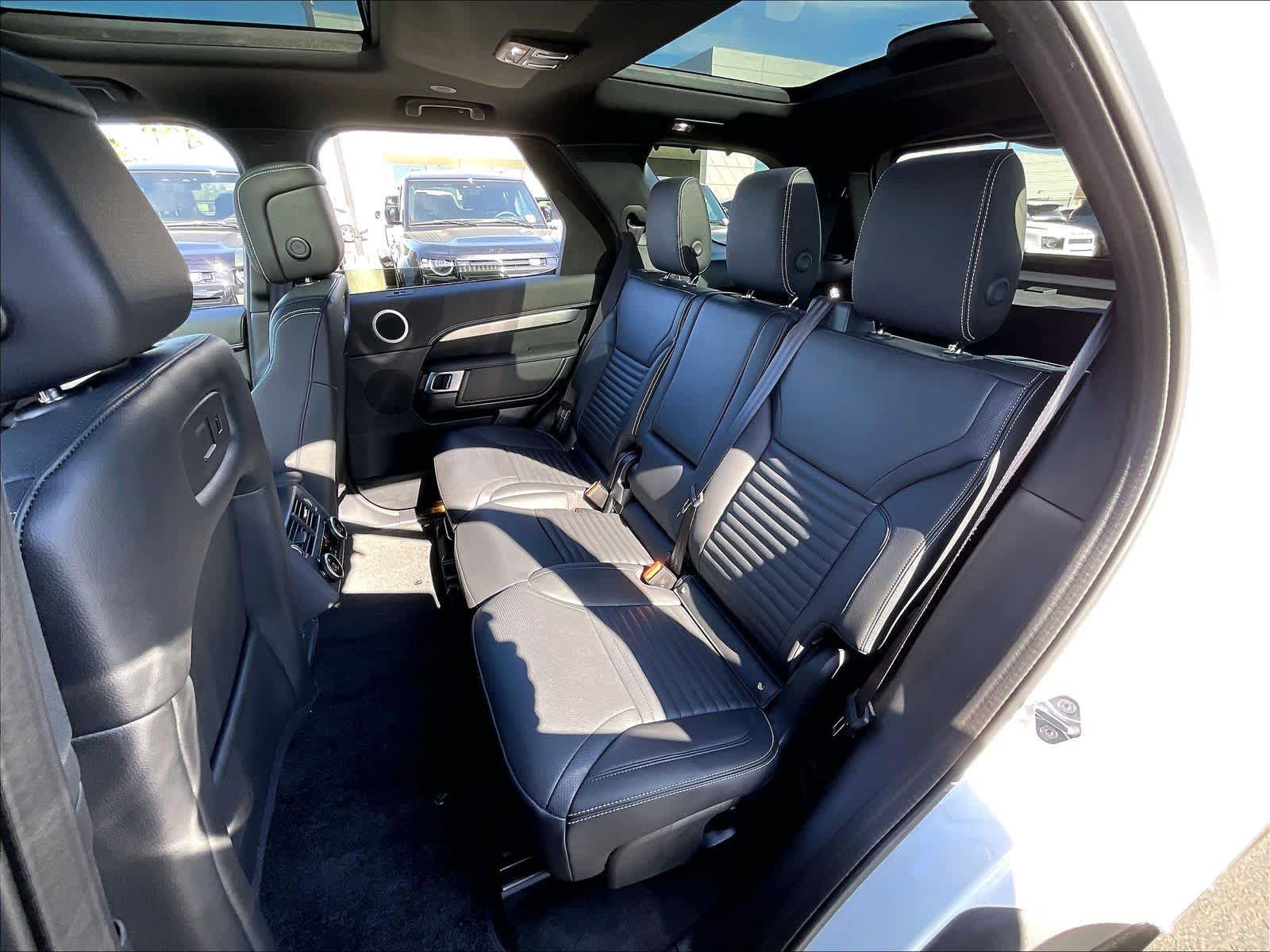 Used 2025 Land Rover Discovery Dynamic SE AWD/4WD image 28