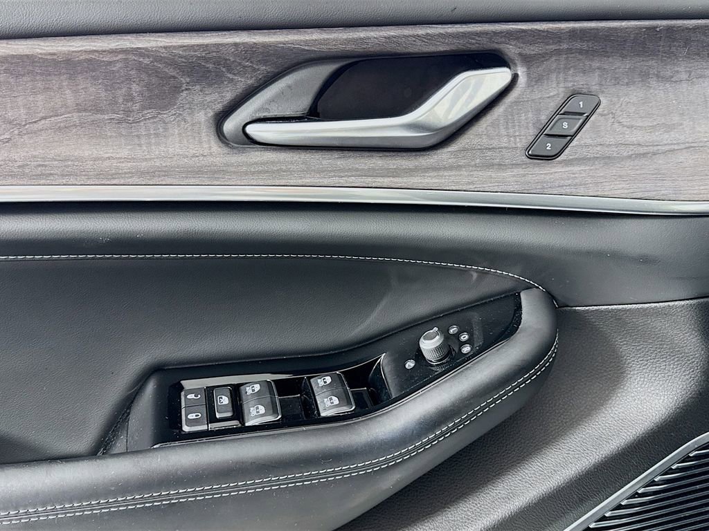 Used 2022 Jeep Grand Cherokee Overland w/ MOPAR Finishing Package image 17