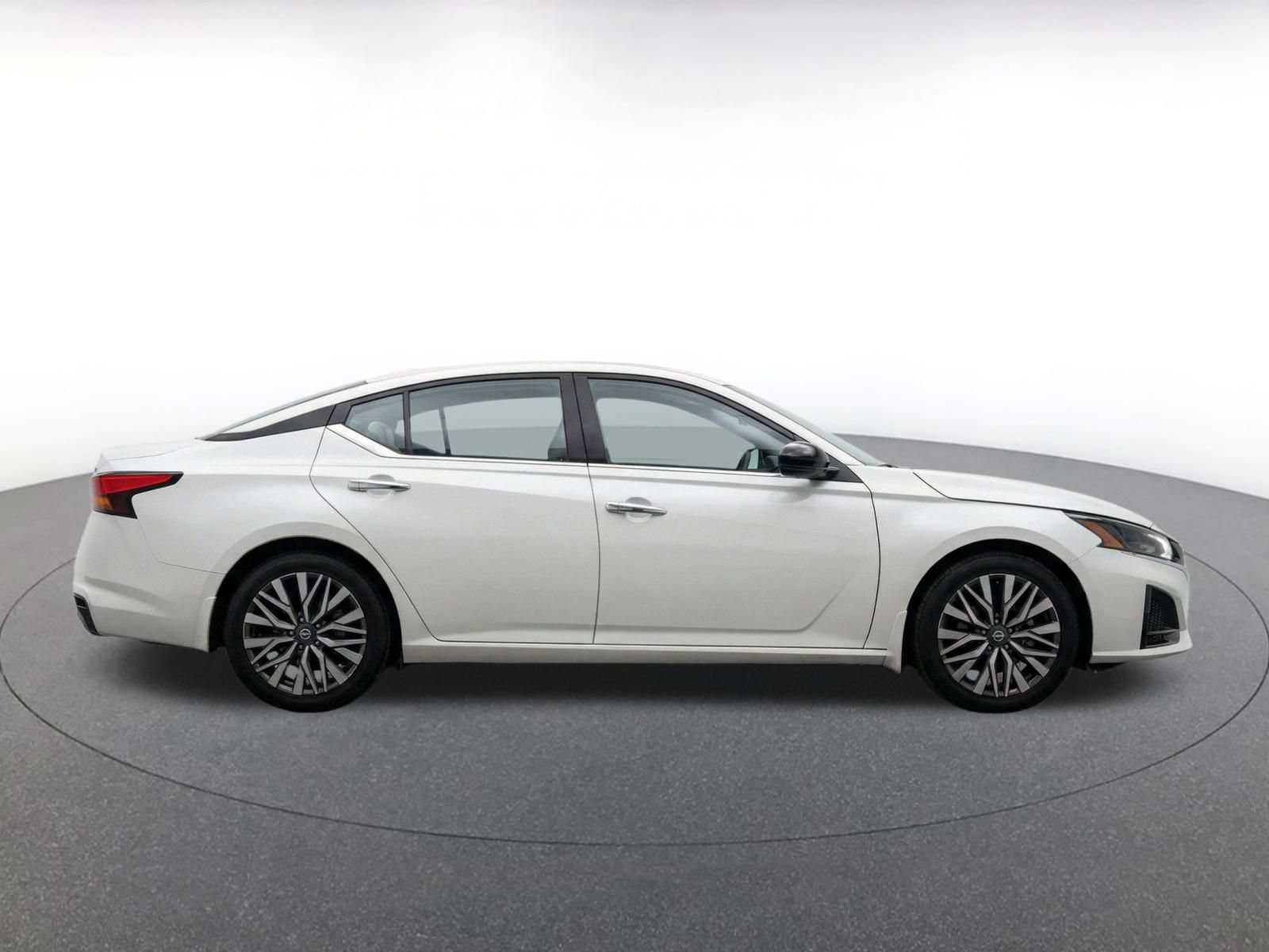 Used 2025 Nissan Altima 2.5 SV FWD image 10