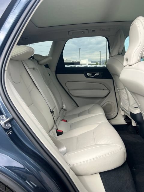 Used 2024 Volvo XC60 B5 Plus AWD/4WD image 31
