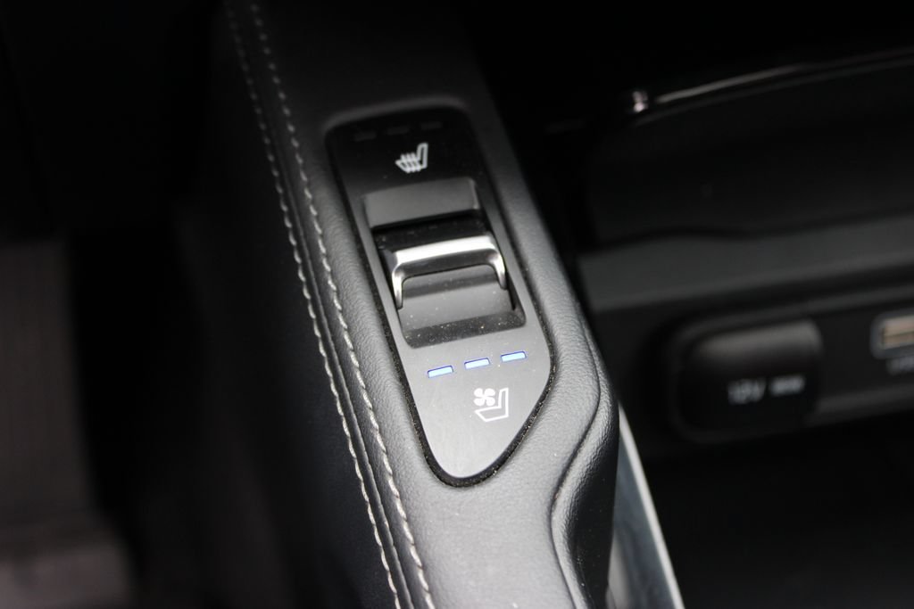 Used 2023 Kia Telluride EX w/ EX Captain's Chair Package AWD/4WD image 23