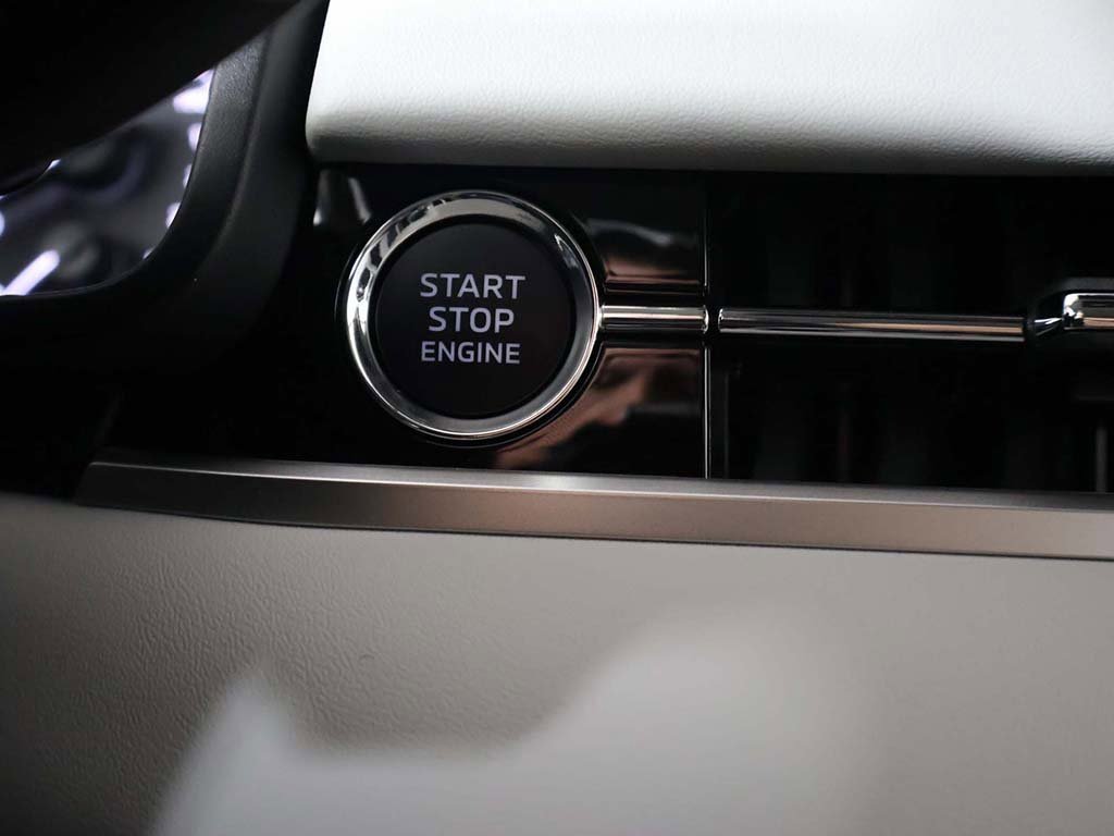 New 2025 Mitsubishi Outlander SE image 40