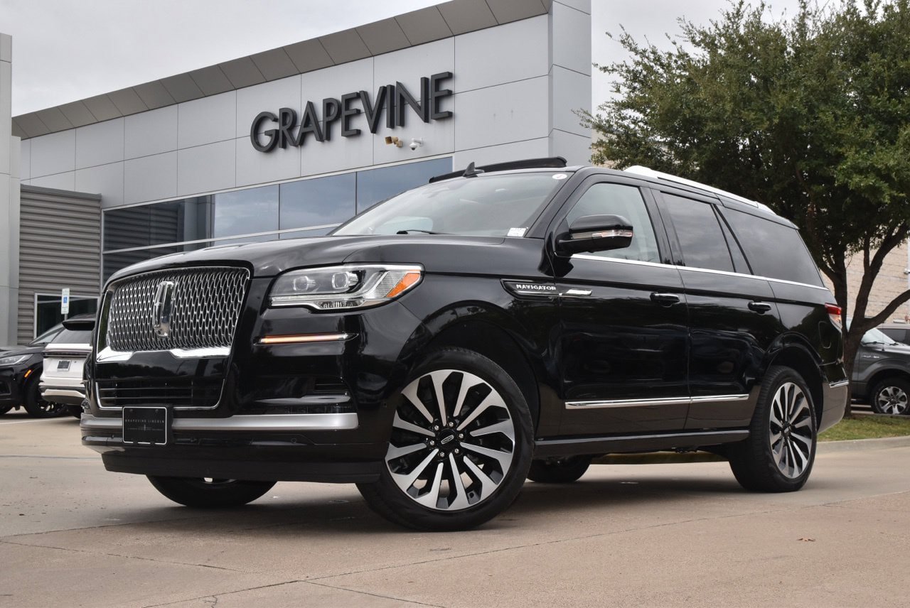 Used 2024 Lincoln Navigator Reserve AWD/4WD image 2