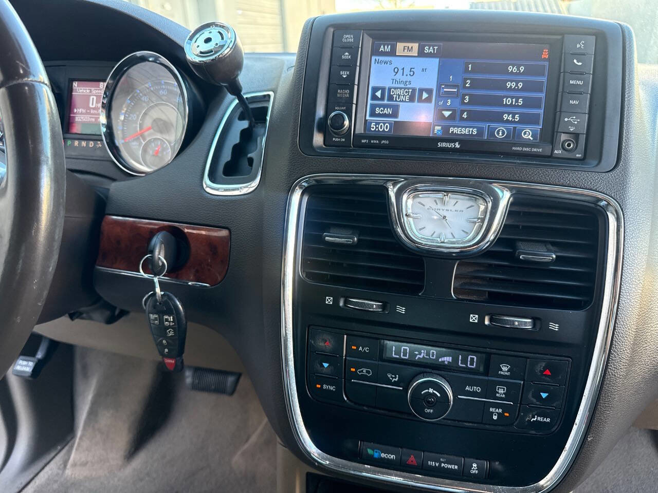 Used 2013 Chrysler Town & Country Touring image 6