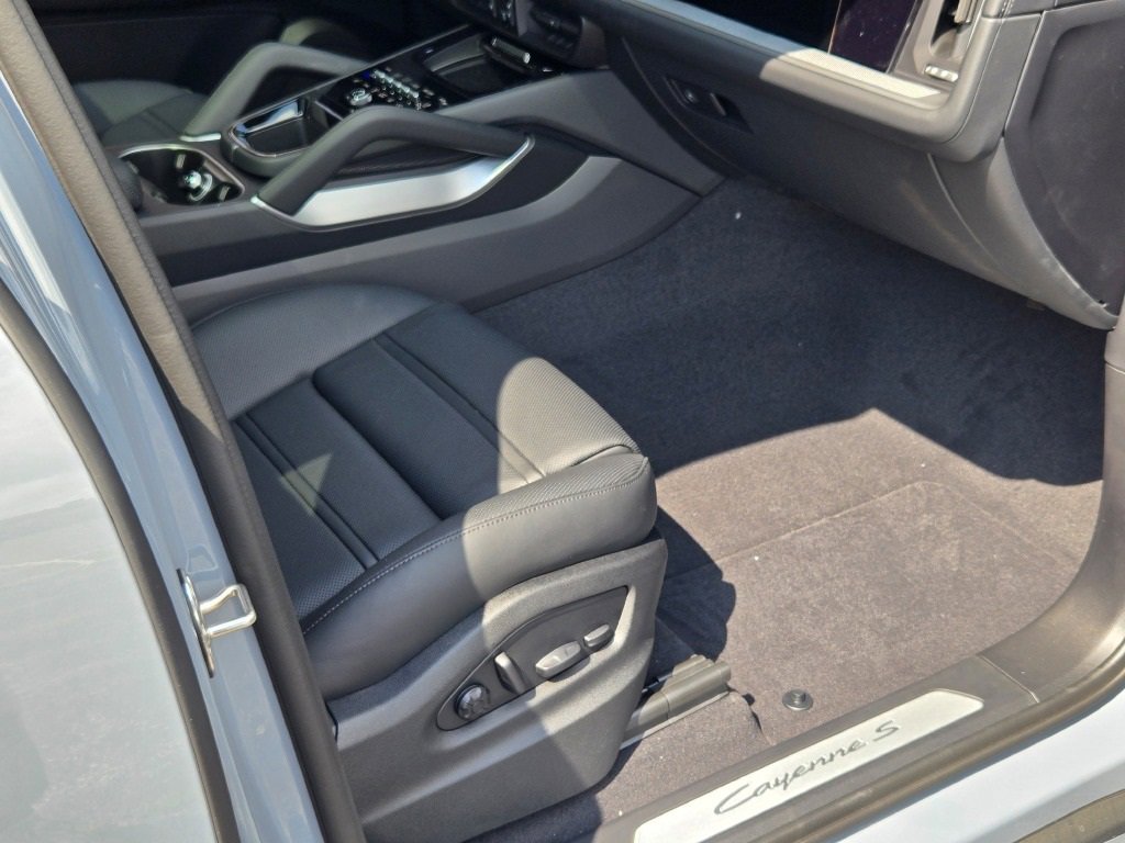 New 2025 Porsche Cayenne S image 38