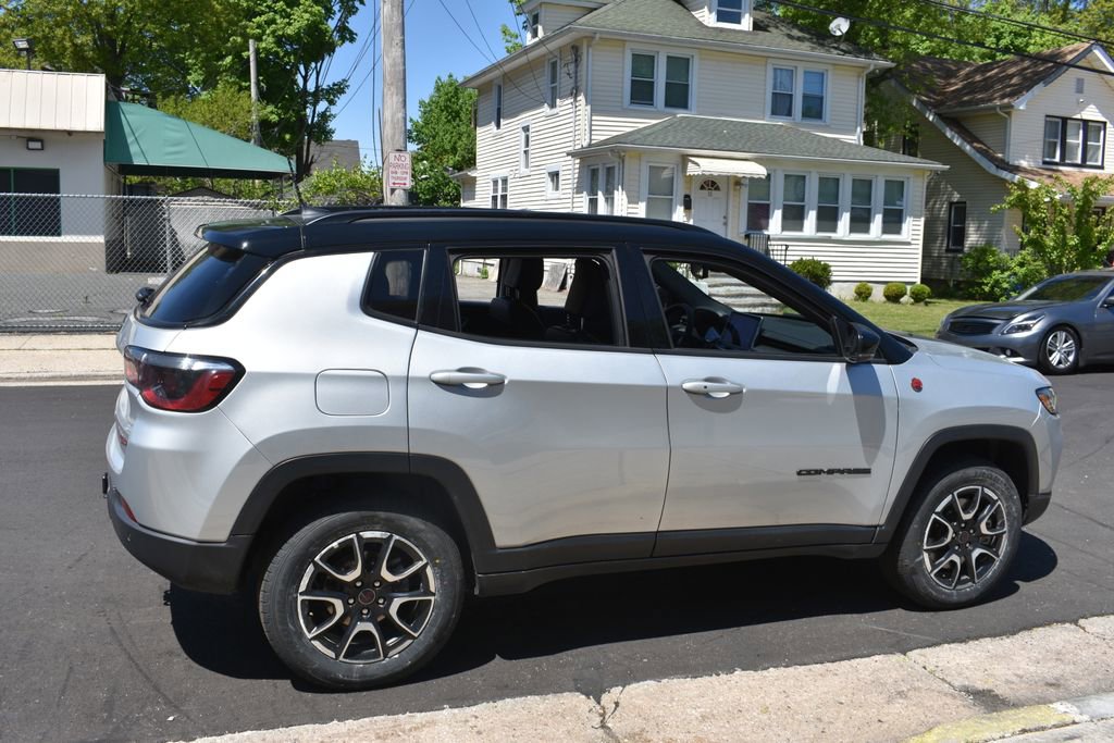 Used 2025 Jeep Compass Trailhawk w/ Trailer Tow Group AWD/4WD image 5