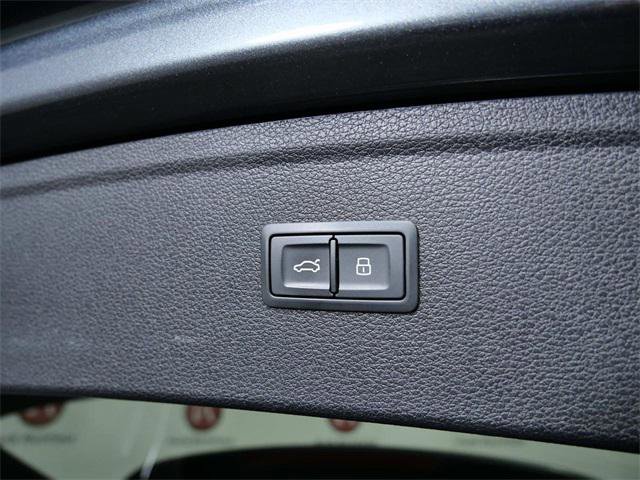Used 2020 Audi Q5 e Prestige w/ Prestige Package image 11