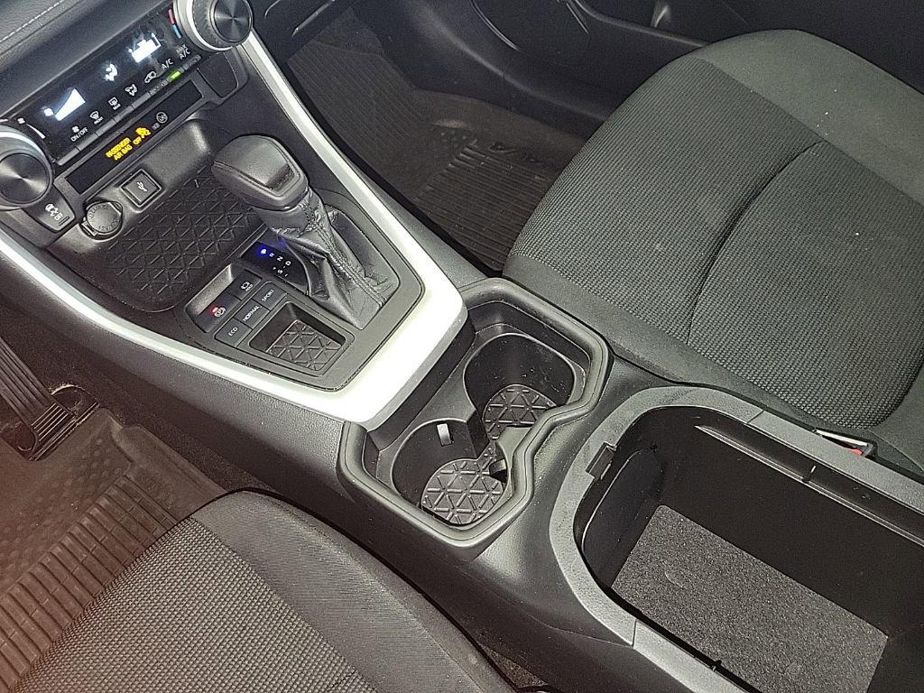 Used 2021 Toyota RAV4 LE image 9