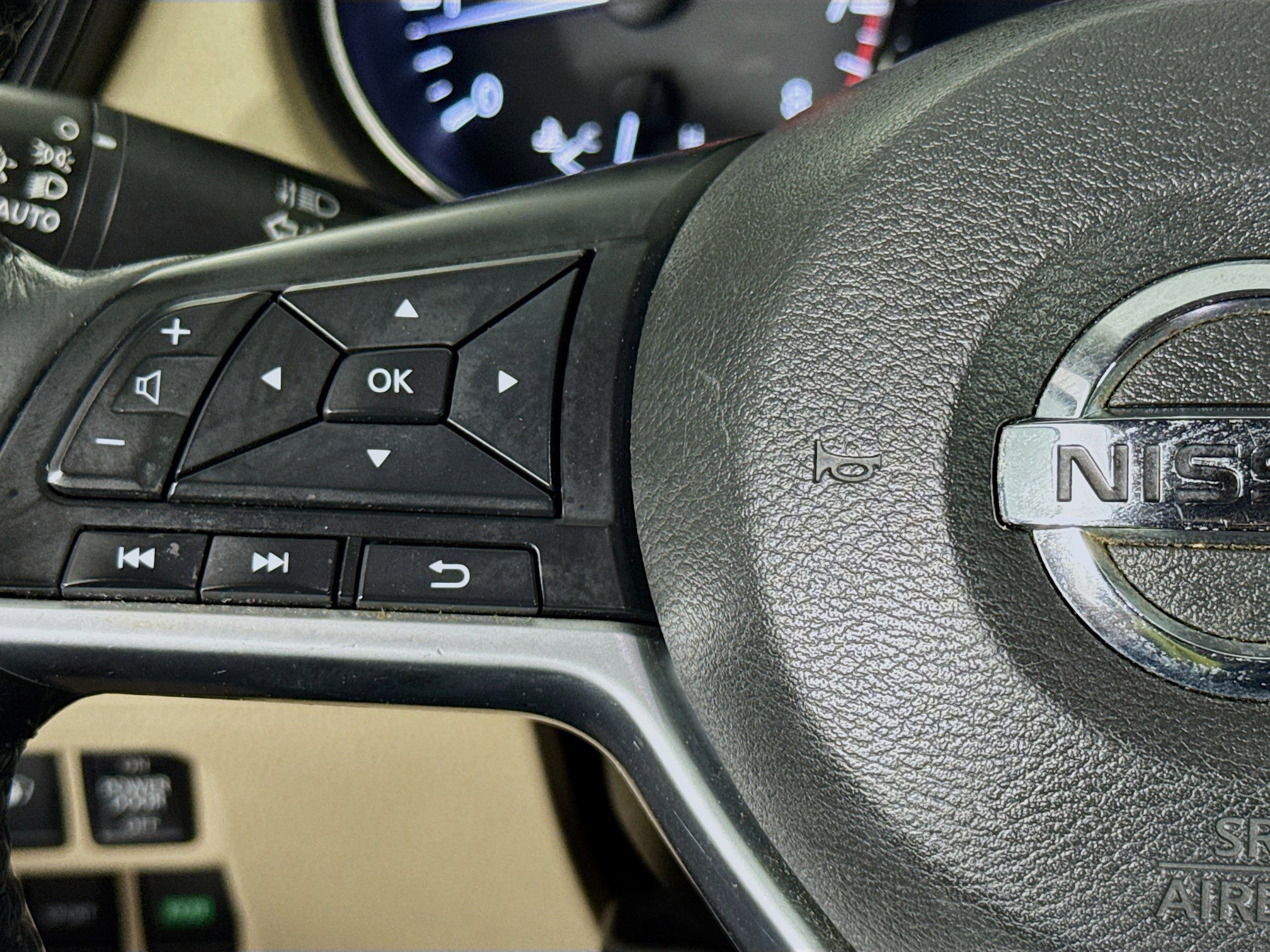 Used 2017 Nissan Rogue SV w/ SV Premium Package image 13