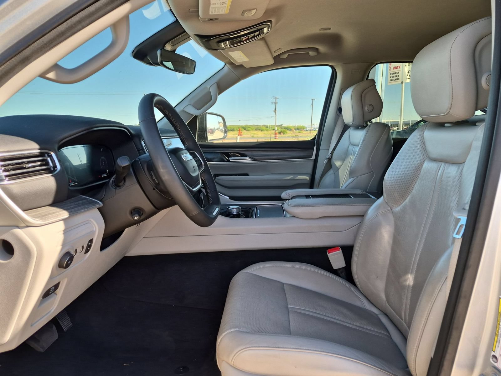 Used 2024 Jeep Wagoneer Series II w/ Flexible Seating Group RWD image 9