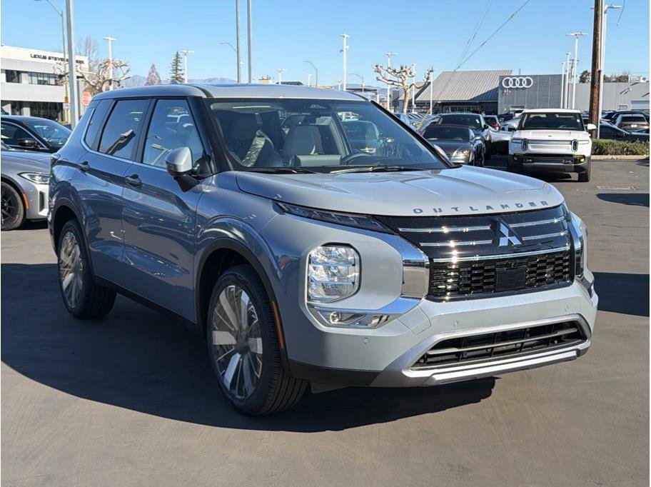 New 2026 Mitsubishi Outlander LE image 3