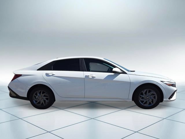 Used 2024 Hyundai Elantra Blue FWD image 3