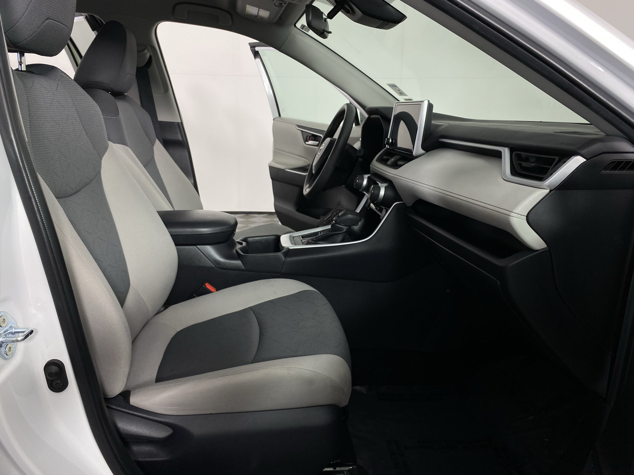 Used 2025 Toyota RAV4 XLE FWD image 27