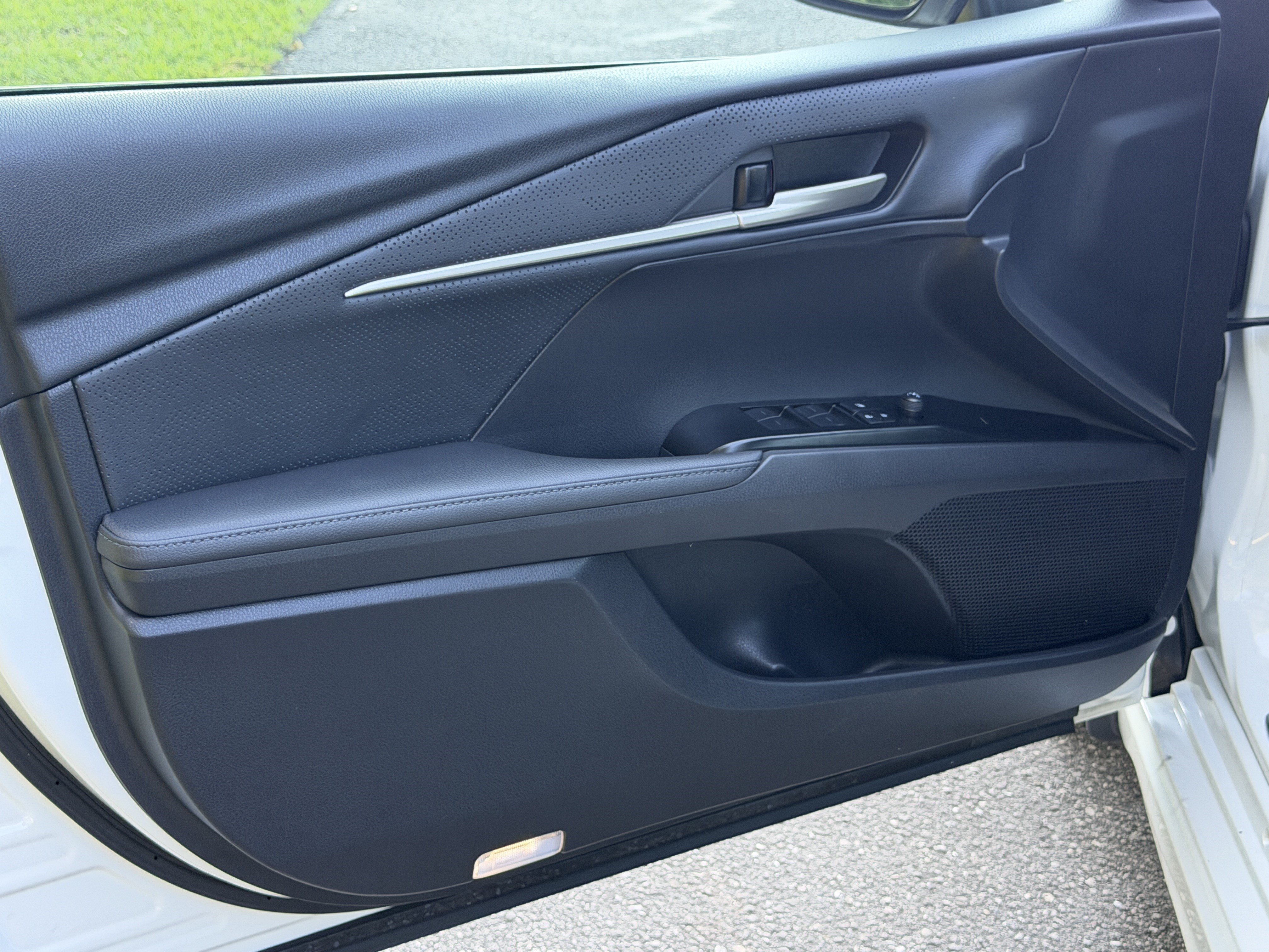 Used 2025 Toyota Camry XSE FWD image 12