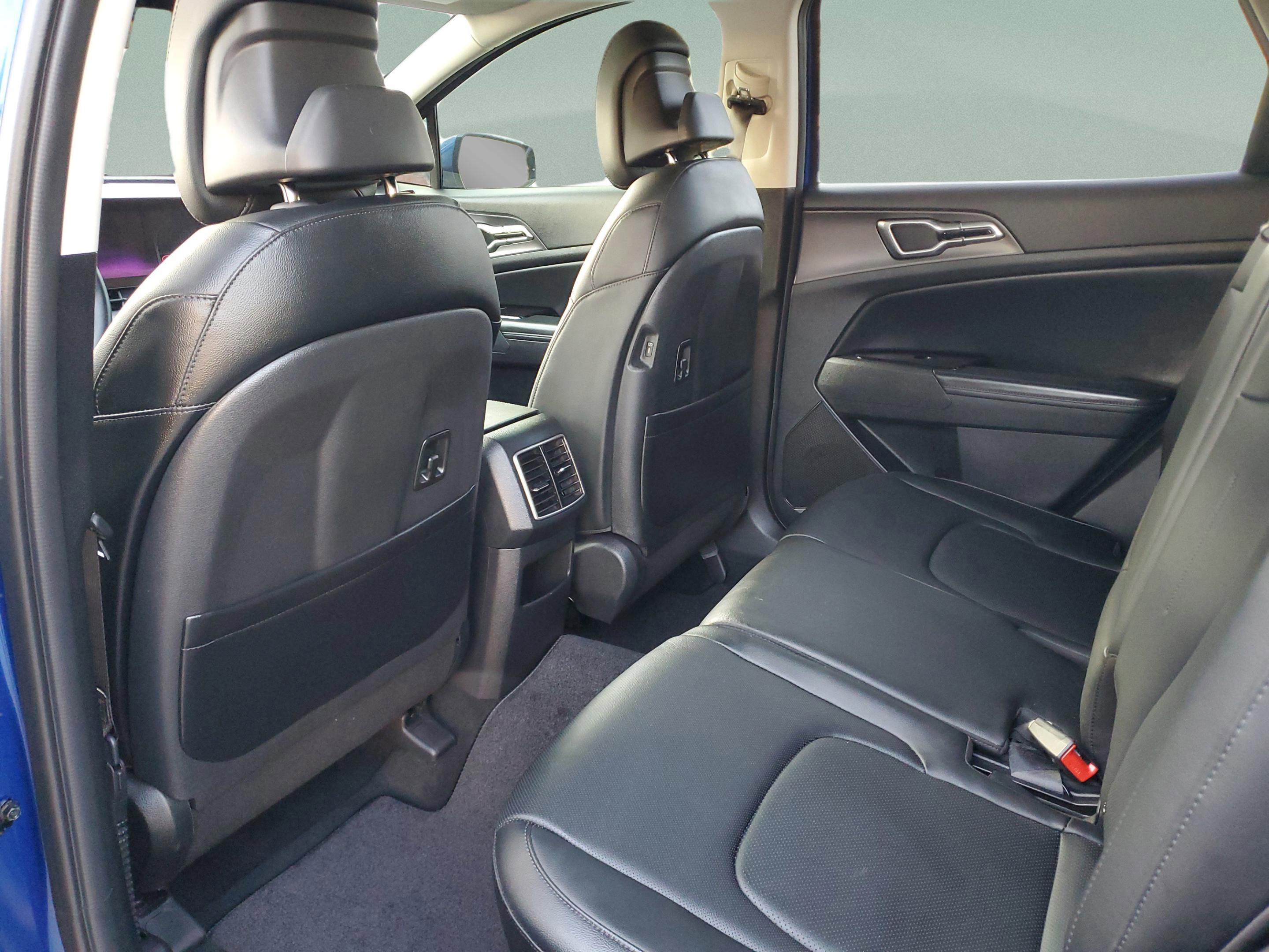 Used 2025 Kia Sportage SX image 6