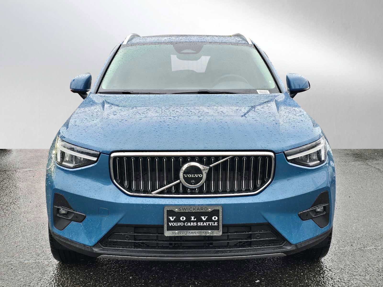 Certified 2025 Volvo XC40 B5 Plus image 8