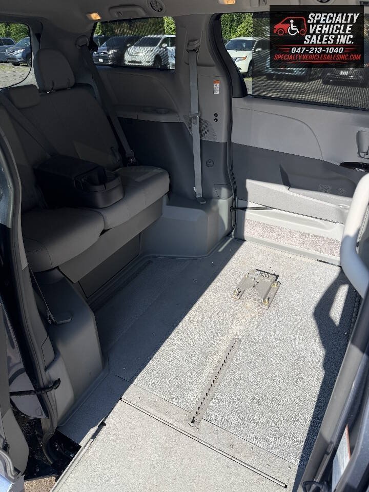 Used 2016 Toyota Sienna XLE FWD image 13