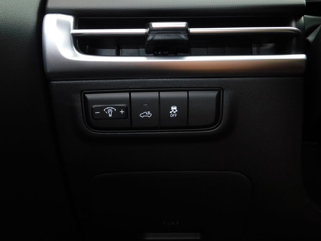 Used 2025 Hyundai Santa Cruz SE FWD image 25