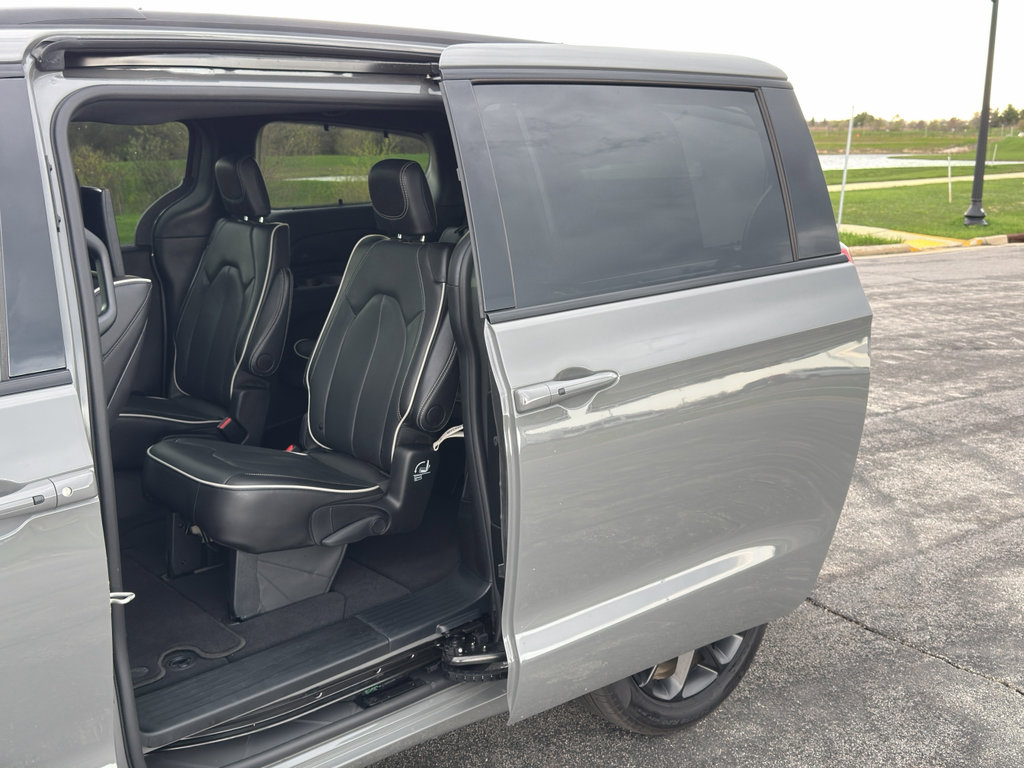 Used 2025 Chrysler Pacifica Limited w/ Uconnect Theater Family Group AWD/4WD image 35