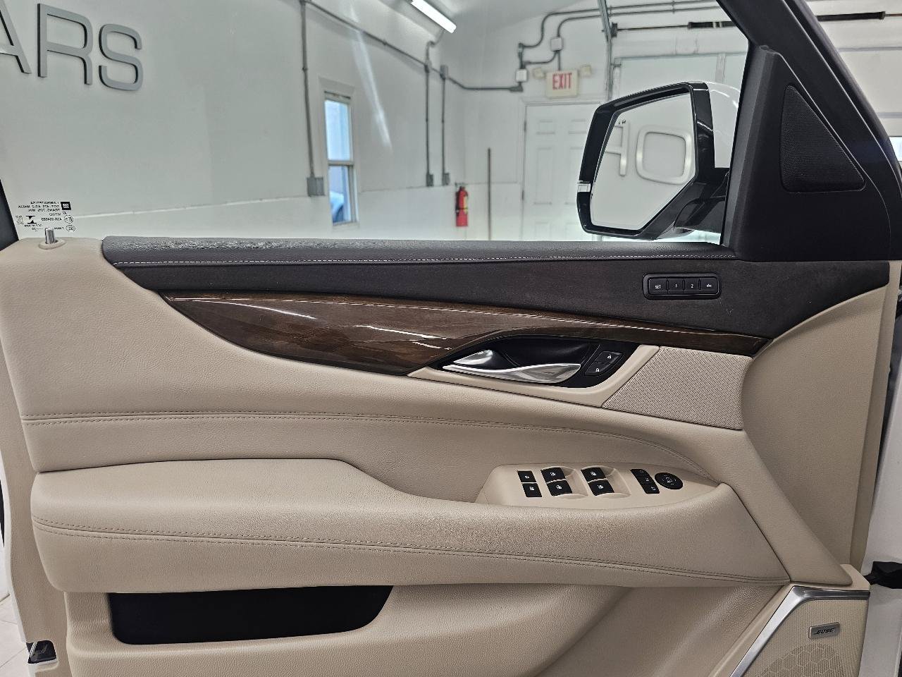 Used 2020 Cadillac Escalade Luxury AWD/4WD image 9