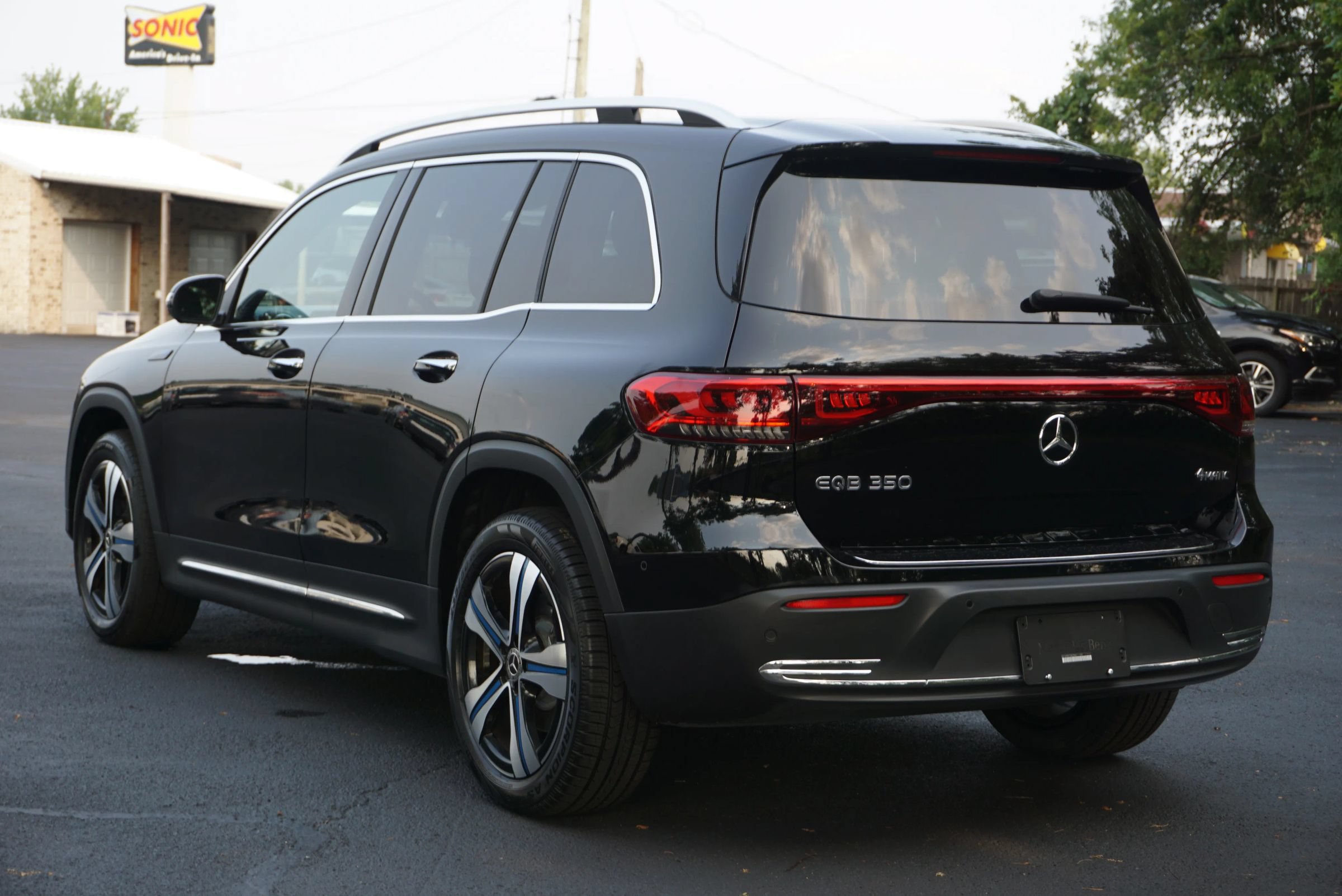 Used 2022 Mercedes-Benz EQB 350 4MATIC w/ Pinnacle Package image 9
