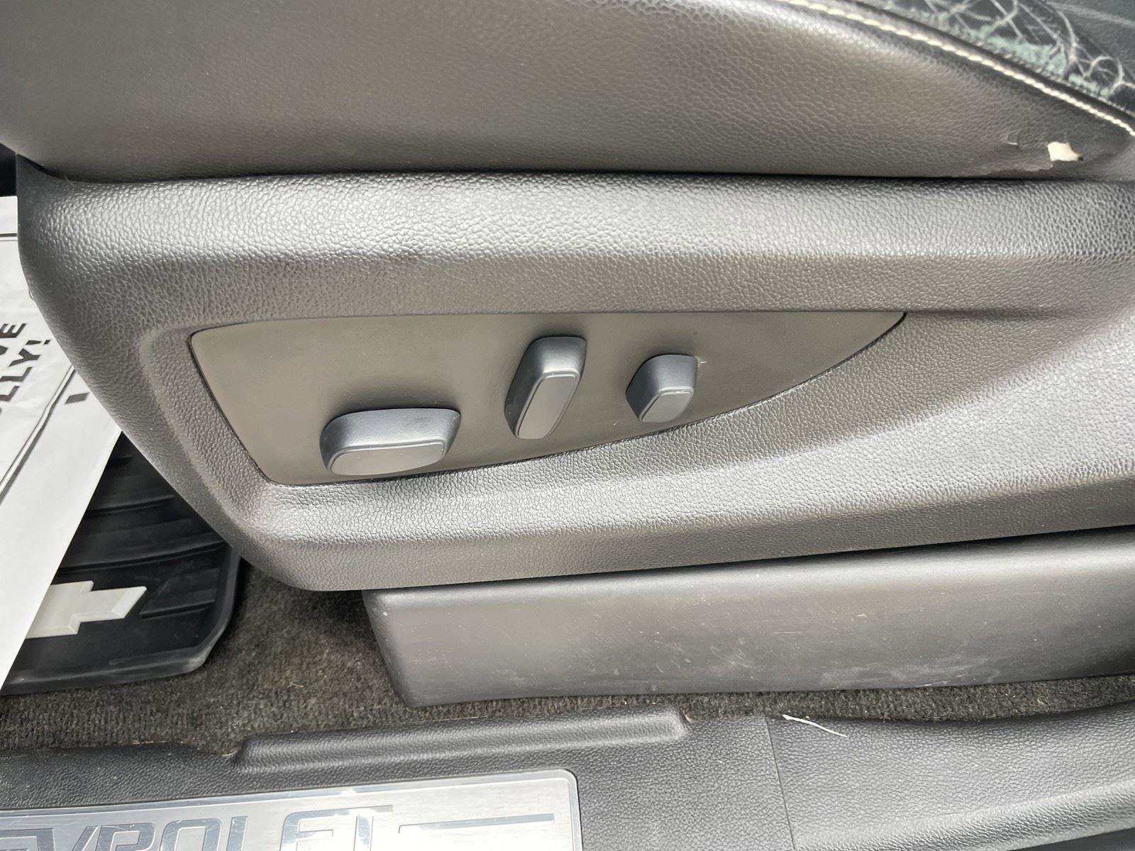 Used 2018 Chevrolet Suburban LT w/ Luxury Package RWD image 11