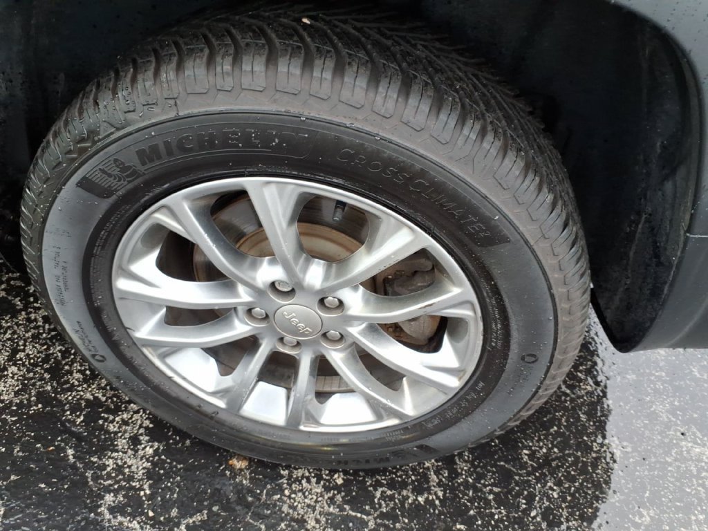 Certified 2019 Jeep Cherokee Latitude Plus w/ Cold Weather Group AWD/4WD image 5