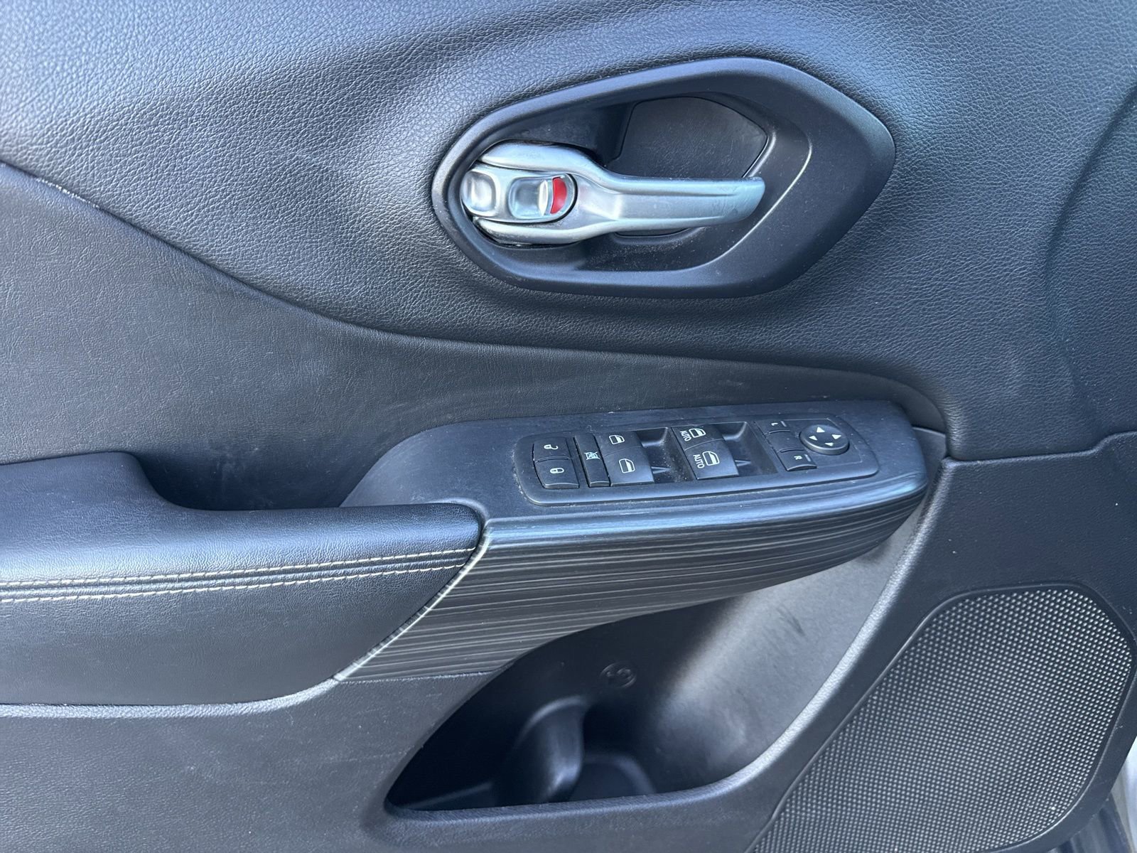 Used 2016 Jeep Cherokee Limited image 17