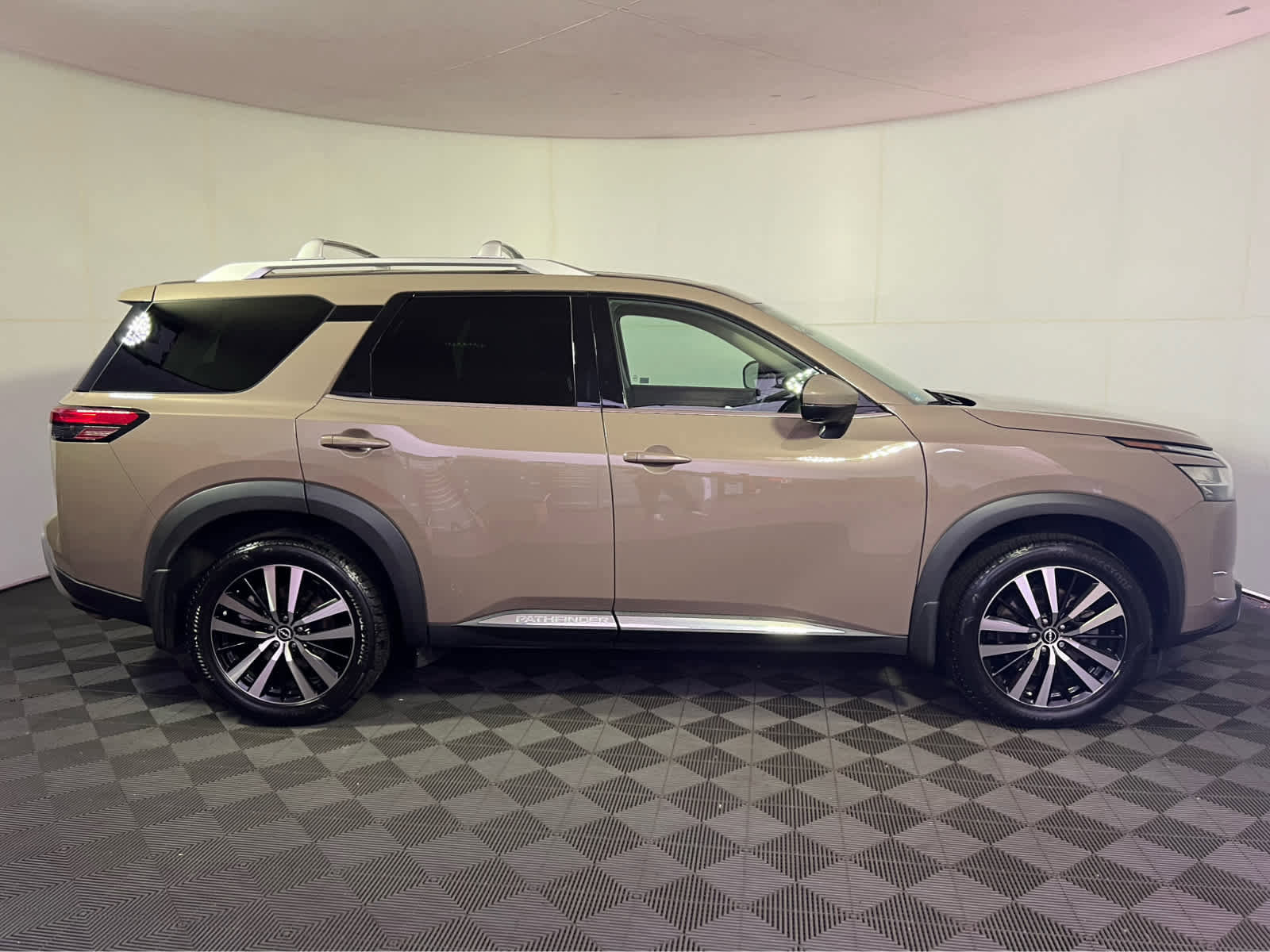 Used 2023 Nissan Pathfinder Platinum image 8