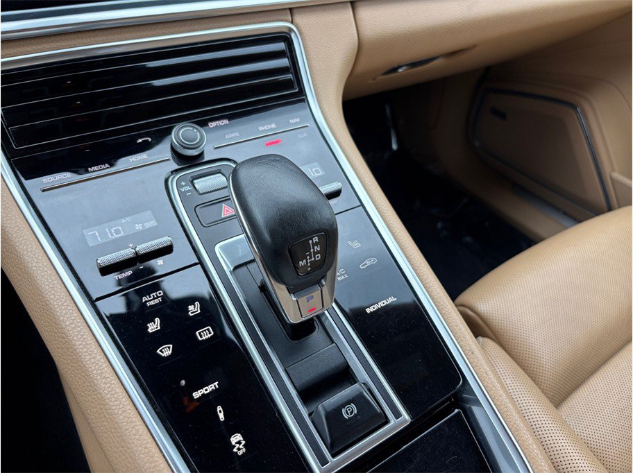 Used 2017 Porsche Panamera 4 AWD/4WD image 36