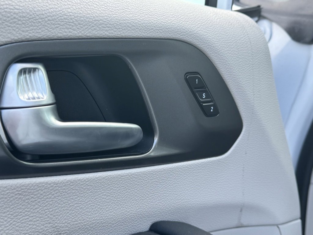 Used 2024 Chrysler Pacifica Touring-L image 18