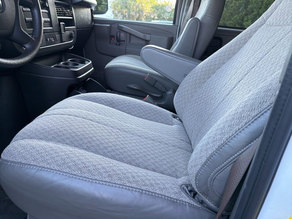 Used 2025 Chevrolet Express 3500 LT w/ LT Preferred Equipment Group RWD image 6